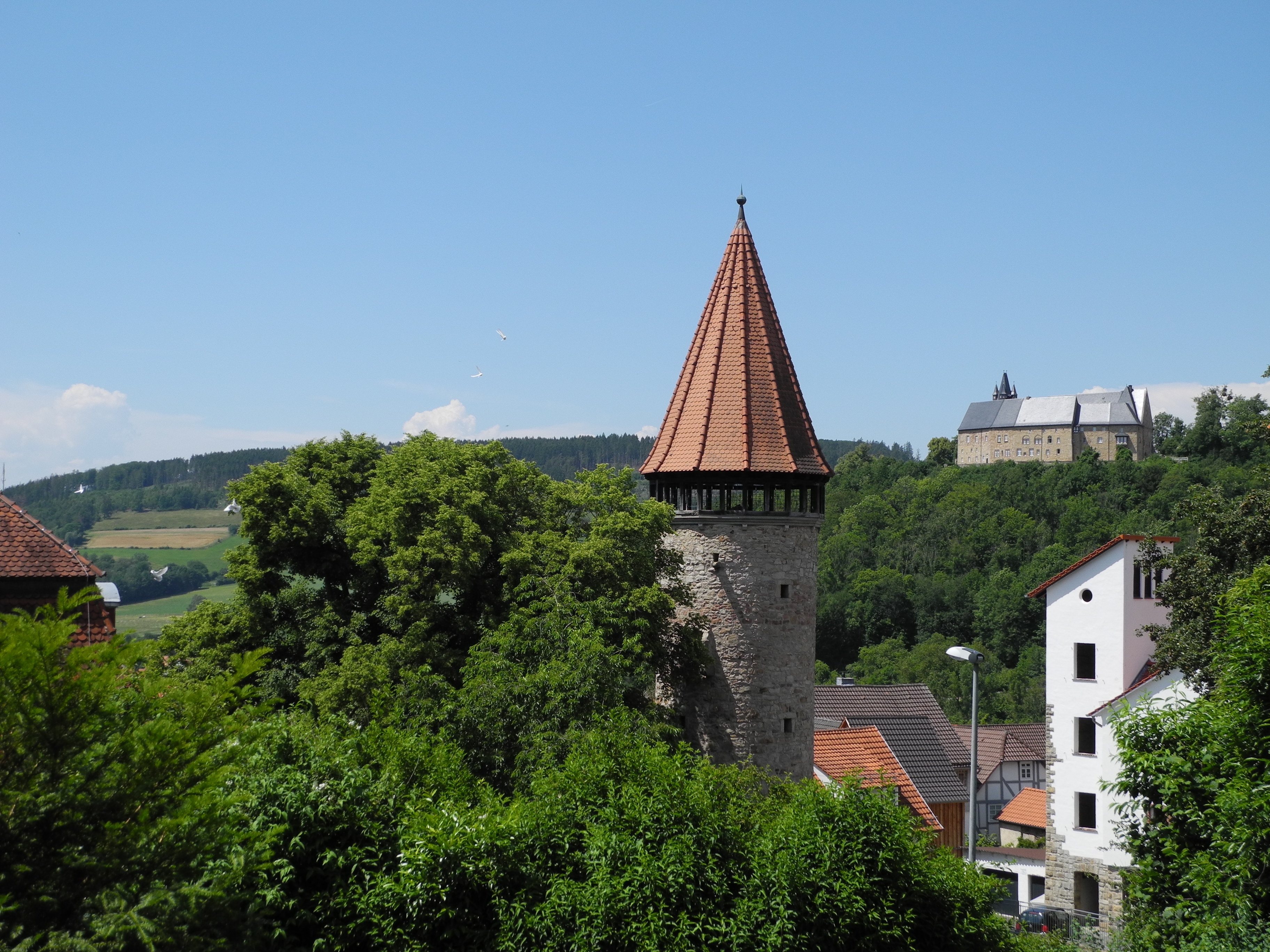 Eulenturm und Schloss Spangenberg im Sommer