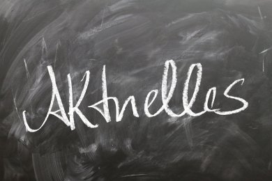 Auf einer Tafel steht Aktuelles