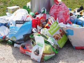 Abfall vor einem Mülleimer - so sollte es nicht aussehen