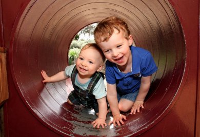 Kinder, die gemeinsam in einer Röhre spielen
