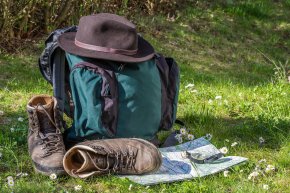 Wanderrucksack, Schuhe und Kartenmaterial