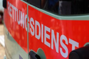 Die Tür eines Rettungsfahrzeuges mit der Beschriftung Rettungsdienst
