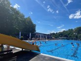Klein und Groß haben Spaß im Freibad
