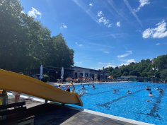 Klein und Groß haben Spaß im Freibad