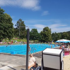 Klein und Groß haben Spaß im Freibad