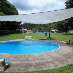 Klein und Groß haben Spaß im Freibad