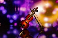 Violine auf einer beleuchteten Bühne