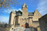 Frontalaufnahme des Einganges zu Schloss Spangenberg