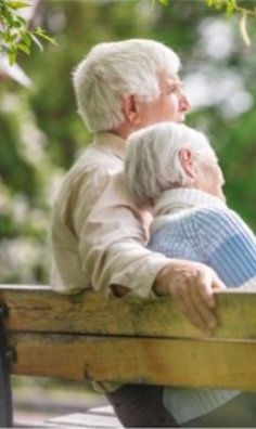 Zwei ältere Menschen auf einer Bank