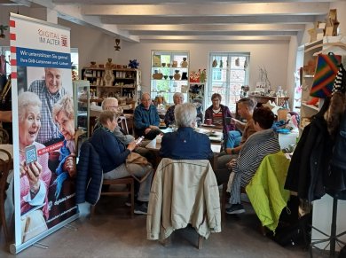 Senioren im Spangenberger Café Digital