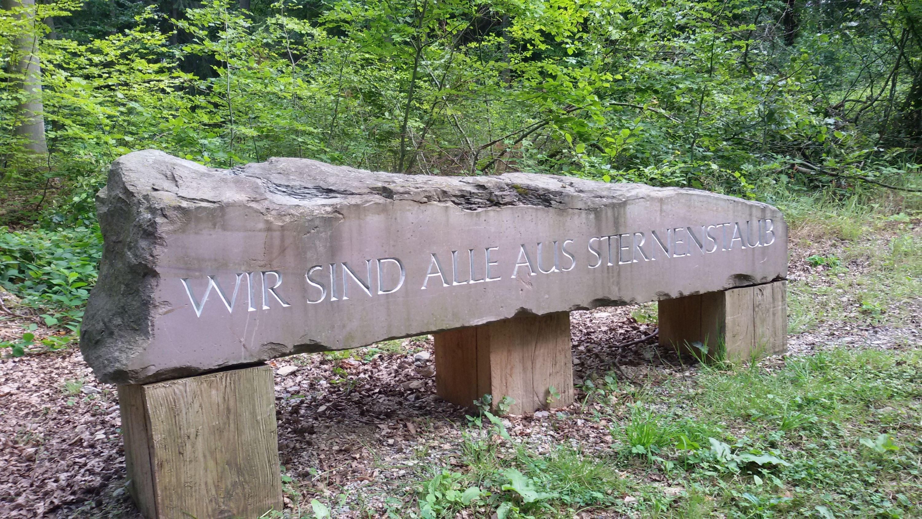 Ars Natura - Kunst am Wegesrand, hier Objekt, auf dem Wir sind alle Sternenstaub steht