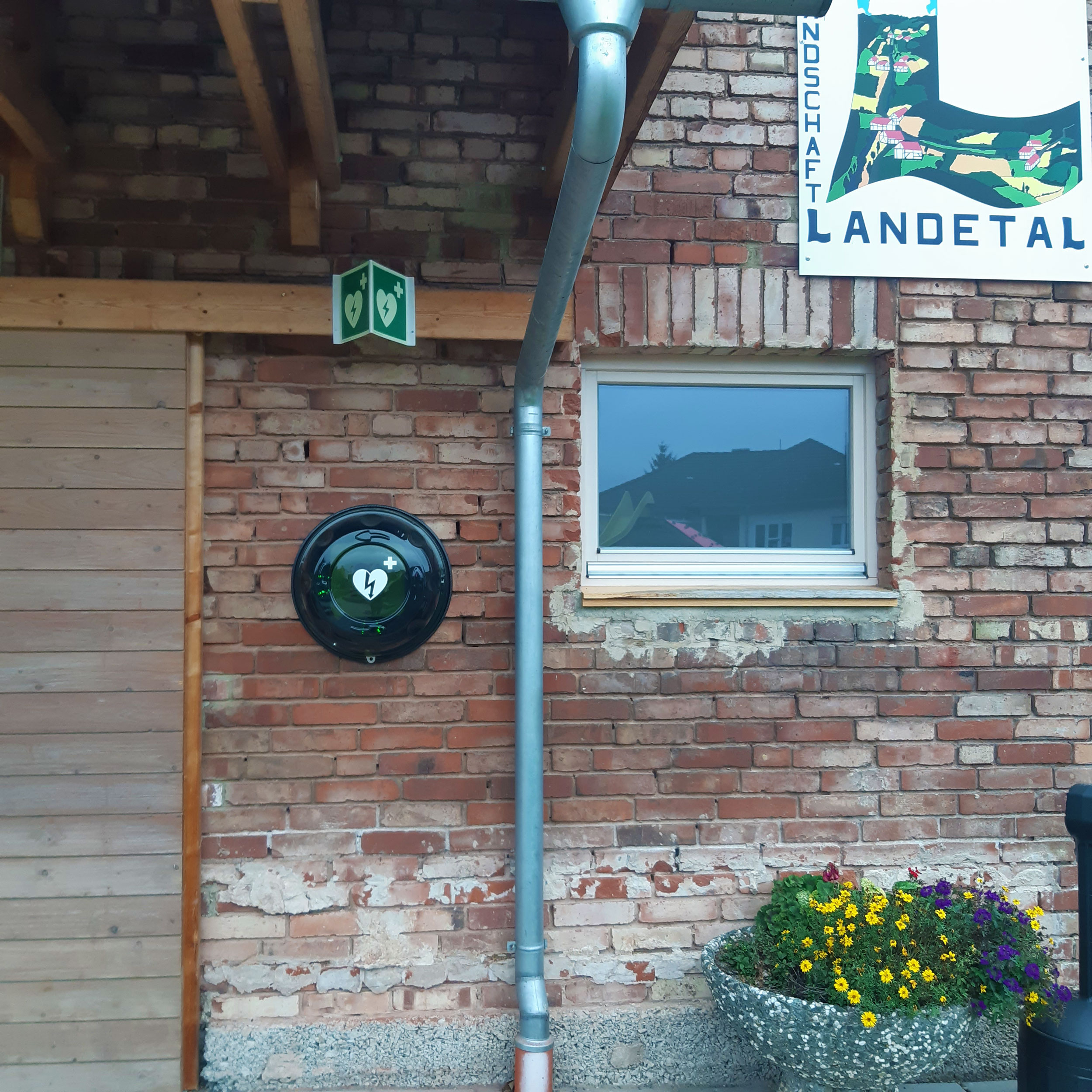 Defibrillator an der Wanderscheune