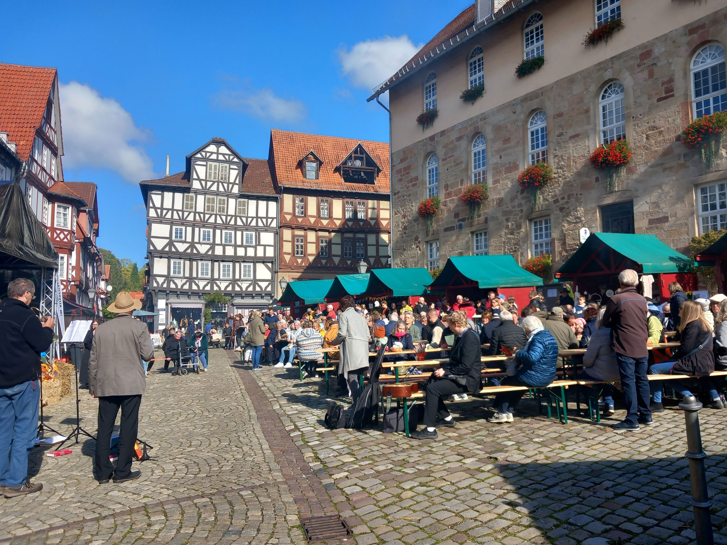 Die neuen Marktstände vor dem Spangenberger Rathaus
