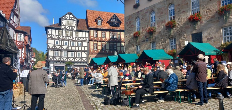 Die neuen Marktstände vor dem Spangenberger Rathaus